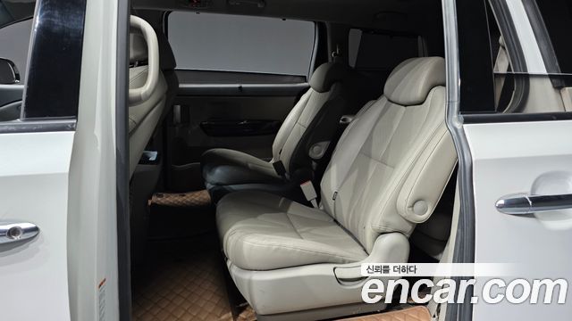 Kia Canival 2015 — photo 18