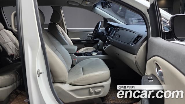 Kia Canival 2015 — photo 16