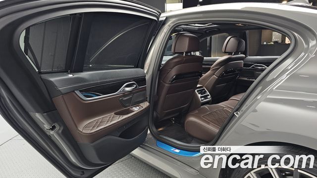 BMW 7-Series 2021 — photo 17