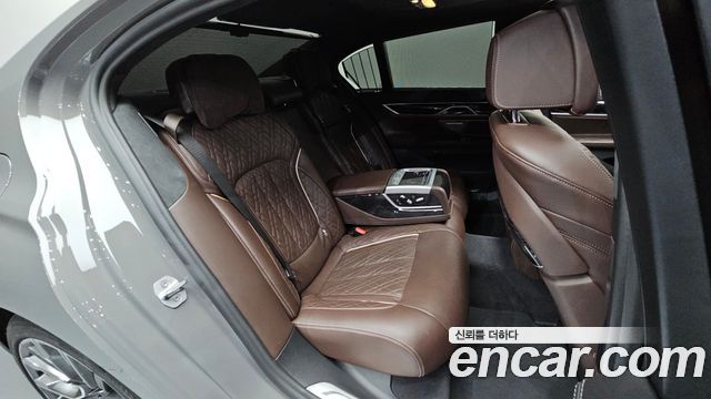 BMW 7-Series 2021 — photo 18