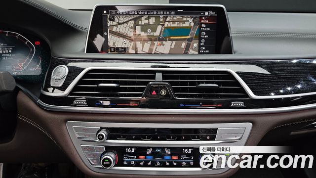 BMW 7-Series 2021 — photo 20