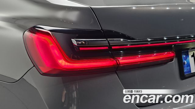 BMW 7-Series 2021 — photo 9