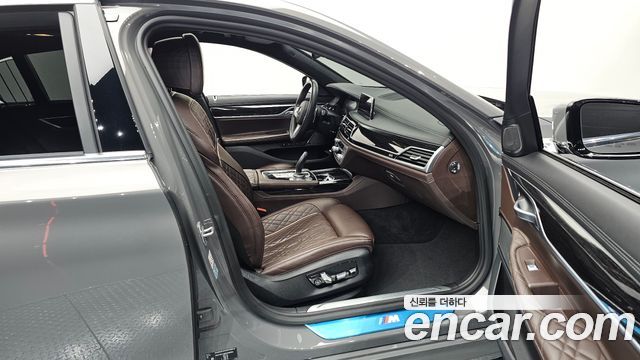 BMW 7-Series 2021 — photo 16