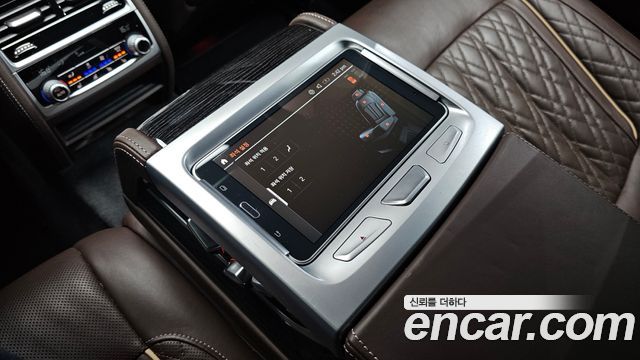 BMW 7-Series 2021 — photo 32