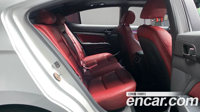 Hyundai AVANTE 2017 — photo 17