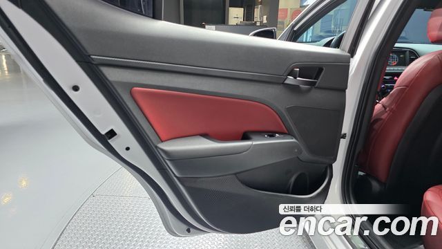 Hyundai AVANTE 2017 — photo 15