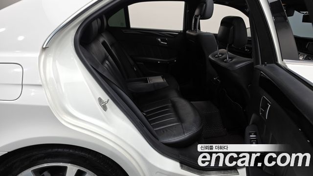 Mercedes-Benz E-Class 2014 — photo 12