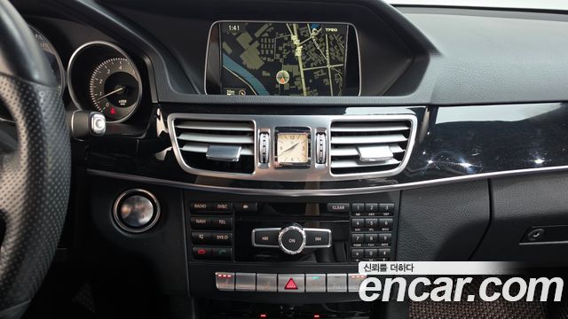 Mercedes-Benz E-Class 2014 — photo 13