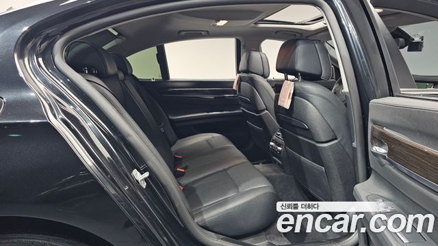 BMW 7-Series 2013 — photo 17