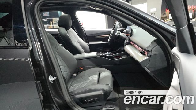 BMW 5-Series 2025 — photo 18