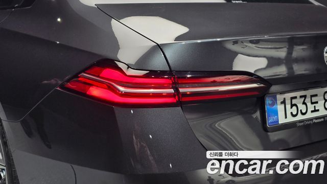 BMW 5-Series 2025 — photo 9