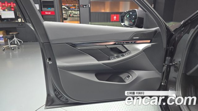 BMW 5-Series 2025 — photo 14