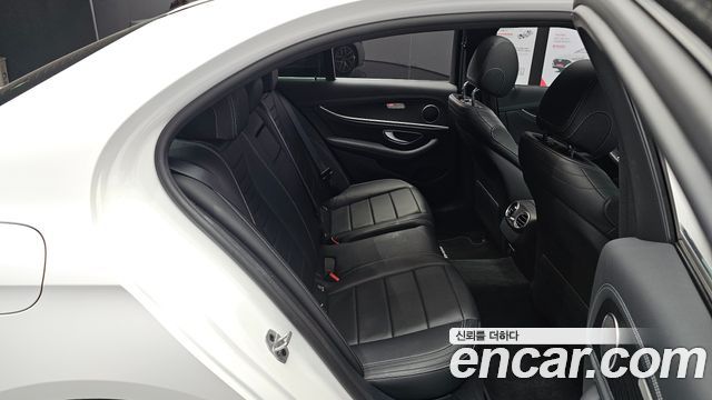 Mercedes-Benz E-Class 2021 — photo 16