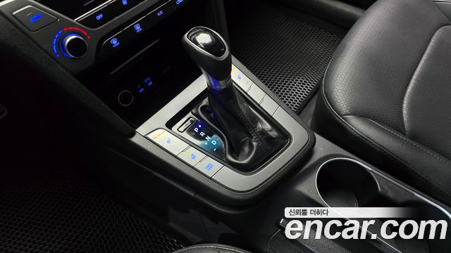 Hyundai AVANTE 2017 — photo 12