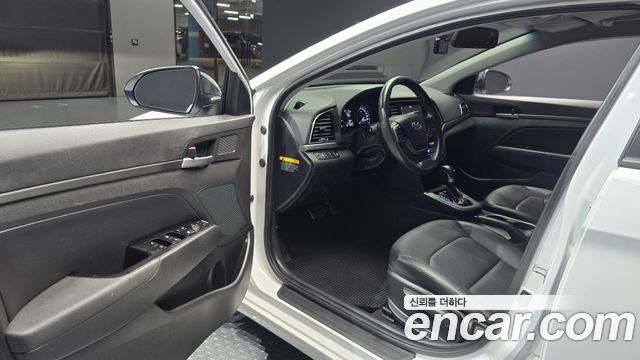 Hyundai AVANTE 2017 — photo 13