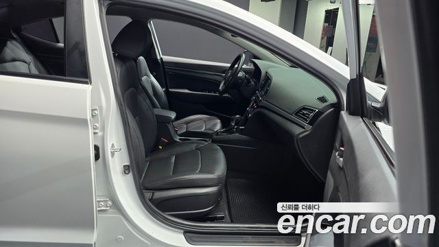 Hyundai AVANTE 2017 — photo 17