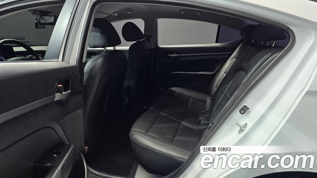 Hyundai AVANTE 2017 — photo 18