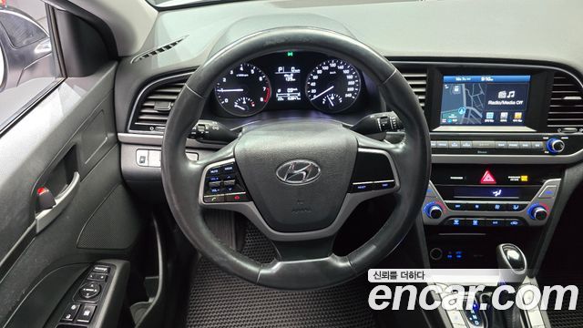 Hyundai AVANTE 2017 — photo 19