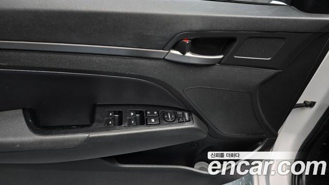 Hyundai AVANTE 2017 — photo 22