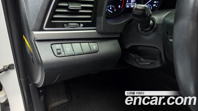 Hyundai AVANTE 2017 — photo 24