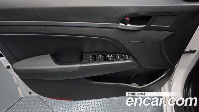 Hyundai AVANTE 2017 — photo 14