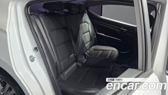 Hyundai AVANTE 2017 — photo 16