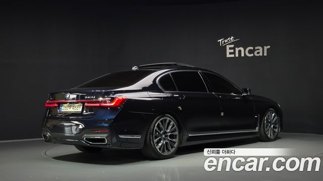 BMW 7-Series 2022 — photo 2