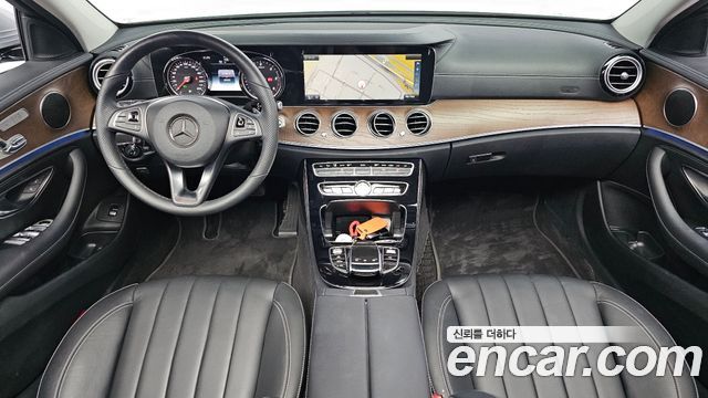 Mercedes-Benz E-Class 2017 — photo 10