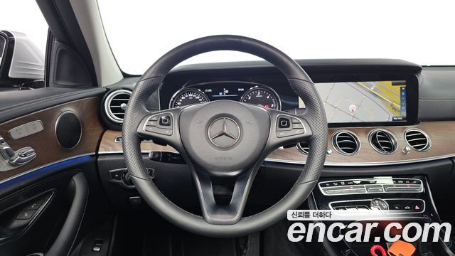 Mercedes-Benz E-Class 2017 — photo 18