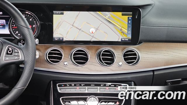 Mercedes-Benz E-Class 2017 — photo 19