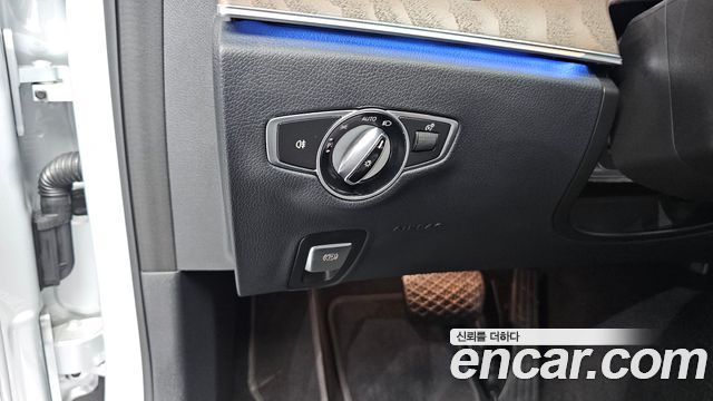 Mercedes-Benz E-Class 2017 — photo 23