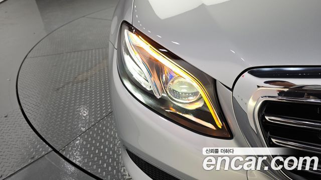 Mercedes-Benz E-Class 2017 — photo 8