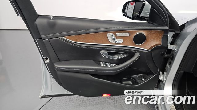 Mercedes-Benz E-Class 2017 — photo 14