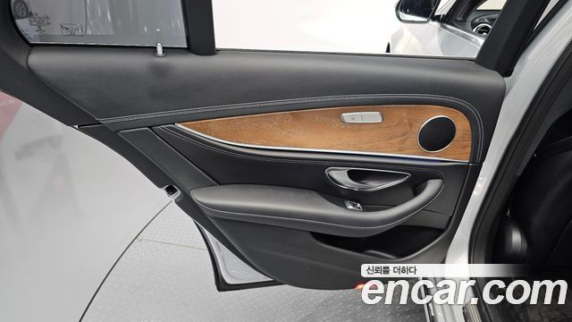 Mercedes-Benz E-Class 2017 — photo 15