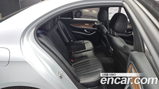 Mercedes-Benz E-Class 2017 — photo 16