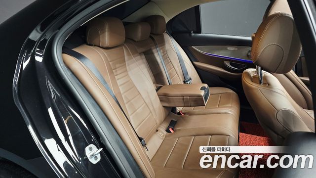 Mercedes-Benz E-Class 2019 — photo 18