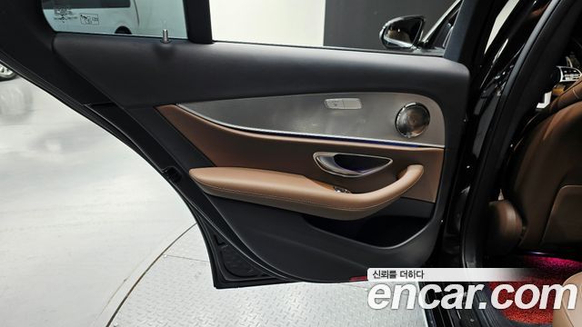 Mercedes-Benz E-Class 2019 — photo 15