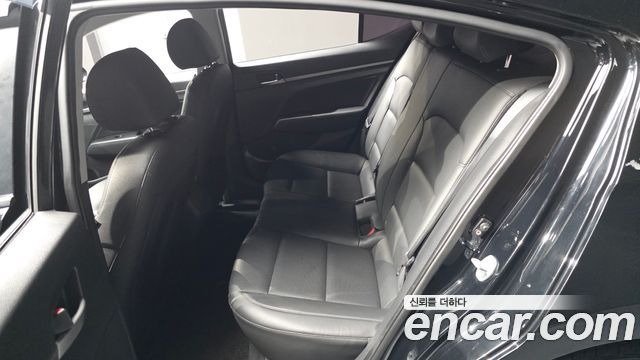 Hyundai AVANTE 2017 — photo 11
