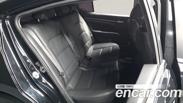 Hyundai AVANTE 2017 — photo 12