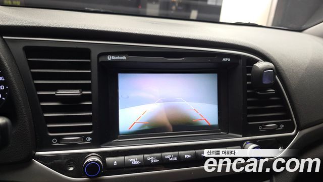 Hyundai AVANTE 2017 — photo 16