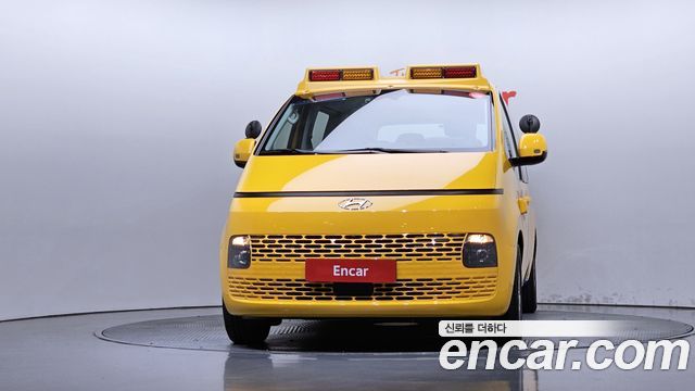 Hyundai Staria 2023 — photo 3