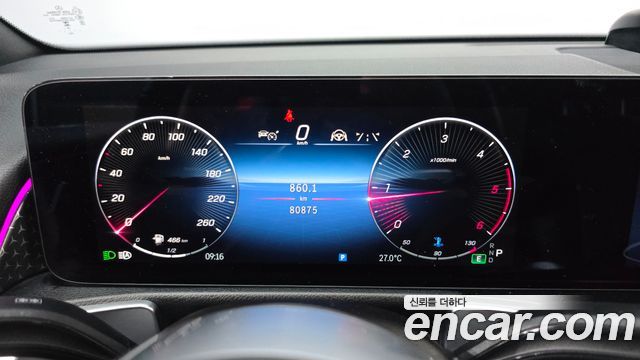 Mercedes-Benz GLB-Class 2024 — photo 8