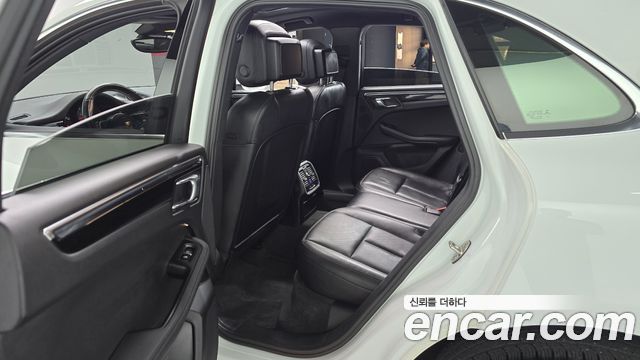 Porsche Macan 2017 — photo 17