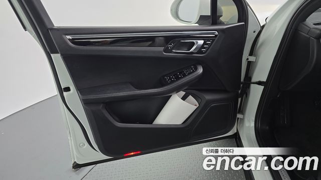 Porsche Macan 2017 — photo 14