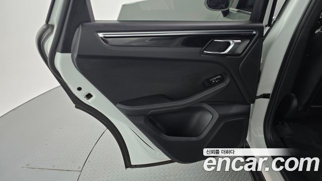 Porsche Macan 2017 — photo 15
