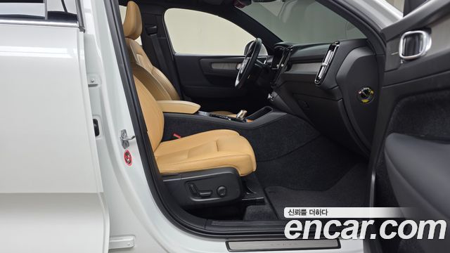 Volvo XC40 2021 — photo 16