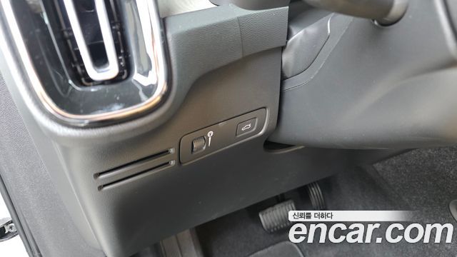 Volvo XC40 2021 — photo 27