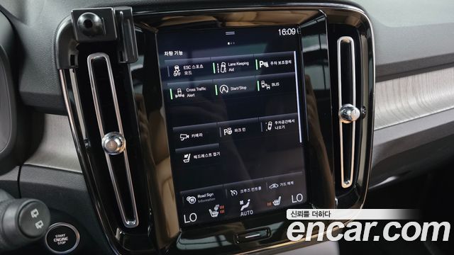 Volvo XC40 2021 — photo 30