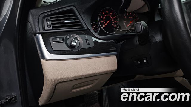 BMW 5-Series 2012 — photo 26