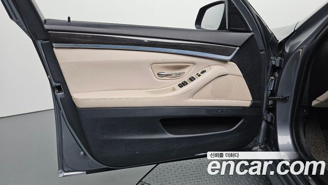 BMW 5-Series 2012 — photo 14